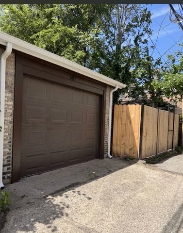 8015 S Paxton Avenue, Chicago, IL 60617