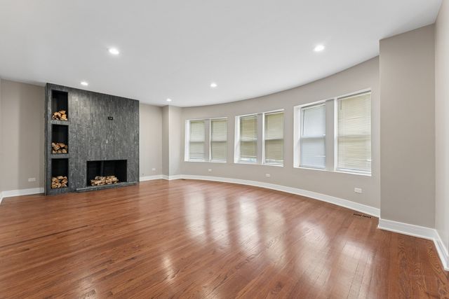 8015 S Paxton Avenue, Chicago, IL 60617