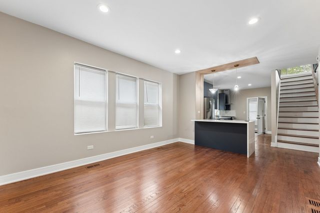 8015 S Paxton Avenue, Chicago, IL 60617