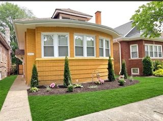 8015 S Paxton Avenue, Chicago, IL 60617