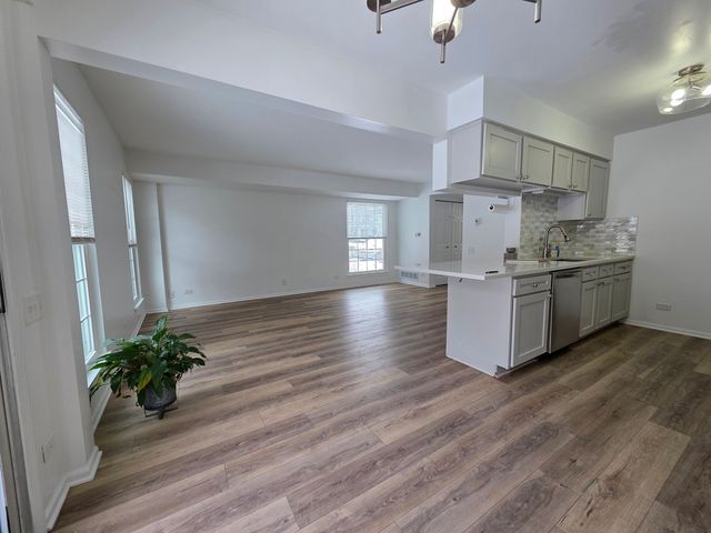 170 Half Moon Circle, Aurora, IL 60504