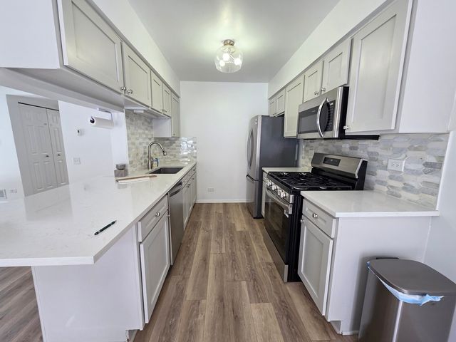 170 Half Moon Circle, Aurora, IL 60504