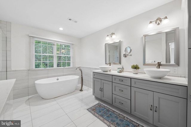 3 DIONIS CT, Pennington, NJ 08534