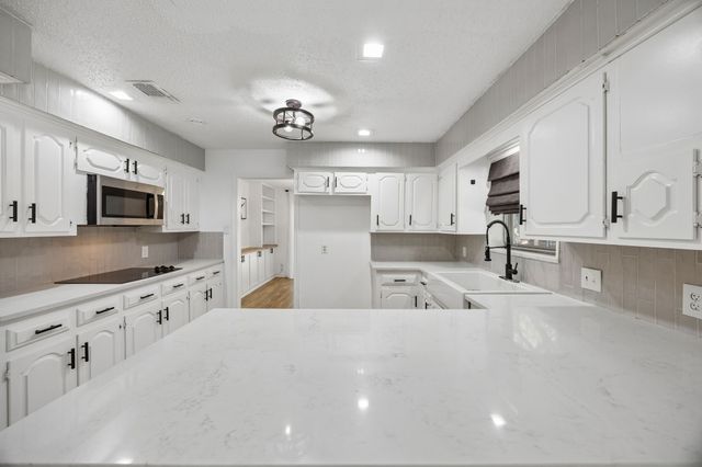 18 Legend Road, Benbrook, TX 76132