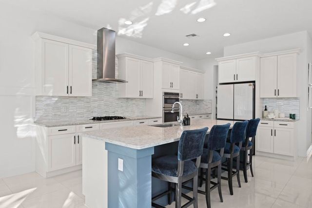 7037 Edison Place, Palm Beach Gardens, FL 33418