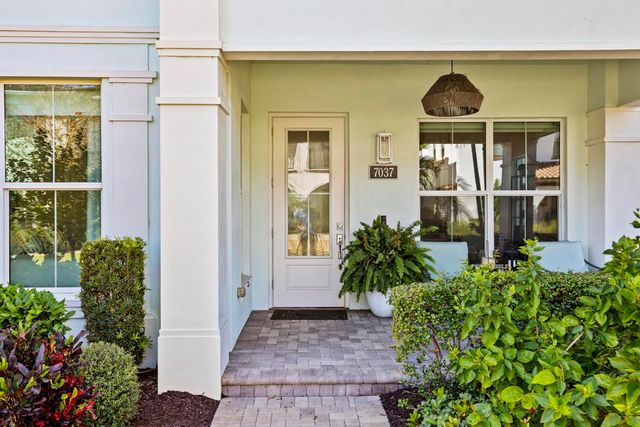 7037 Edison Place, Palm Beach Gardens, FL 33418