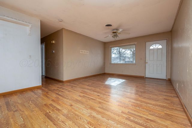 712 W Oak Street, Dimmitt, TX 79027