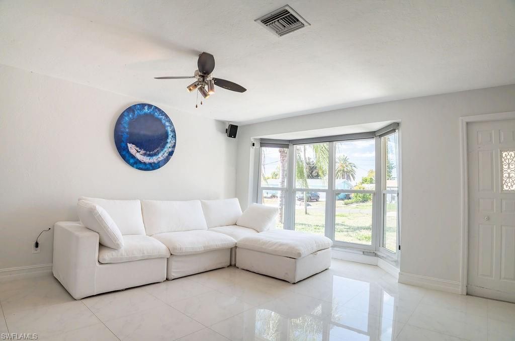 Image 4 of property listing at 3725 8th PL, Cape Coral, FL 33904