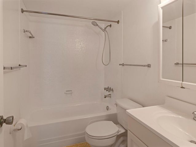 4 Golfs Edge E, West Palm Beach, FL 33417