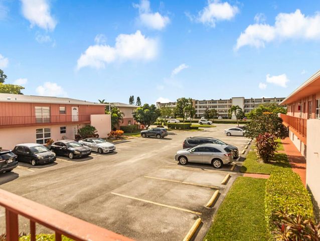 4 Golfs Edge E, West Palm Beach, FL 33417