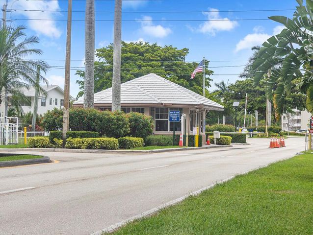 4 Golfs Edge E, West Palm Beach, FL 33417