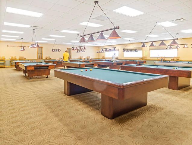 4 Golfs Edge E, West Palm Beach, FL 33417