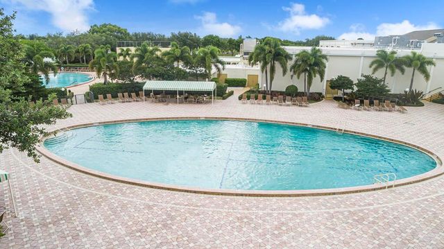 4 Golfs Edge E, West Palm Beach, FL 33417