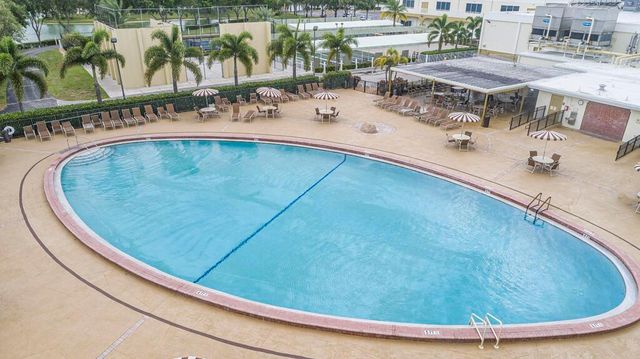 4 Golfs Edge E, West Palm Beach, FL 33417