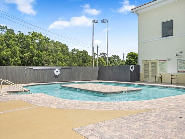 4 Golfs Edge E, West Palm Beach, FL 33417