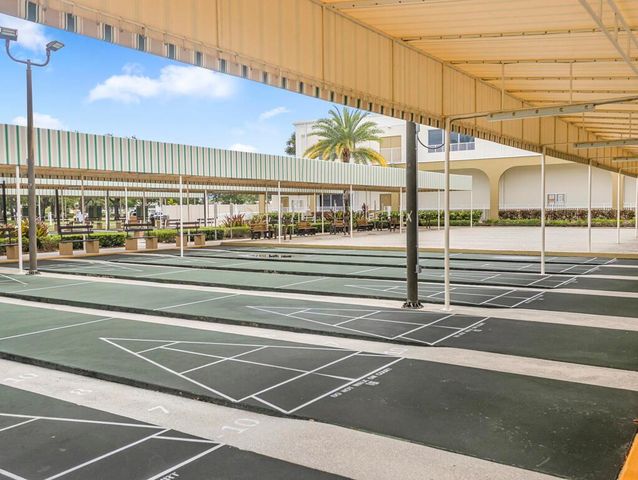 4 Golfs Edge E, West Palm Beach, FL 33417