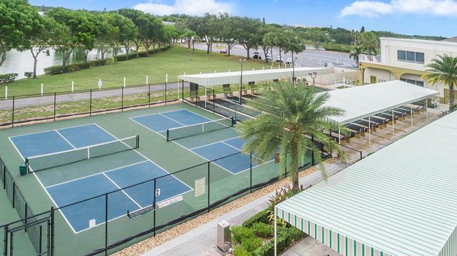 4 Golfs Edge E, West Palm Beach, FL 33417