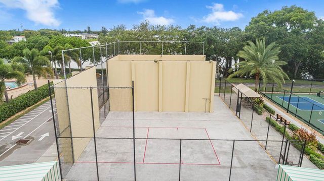 4 Golfs Edge E, West Palm Beach, FL 33417