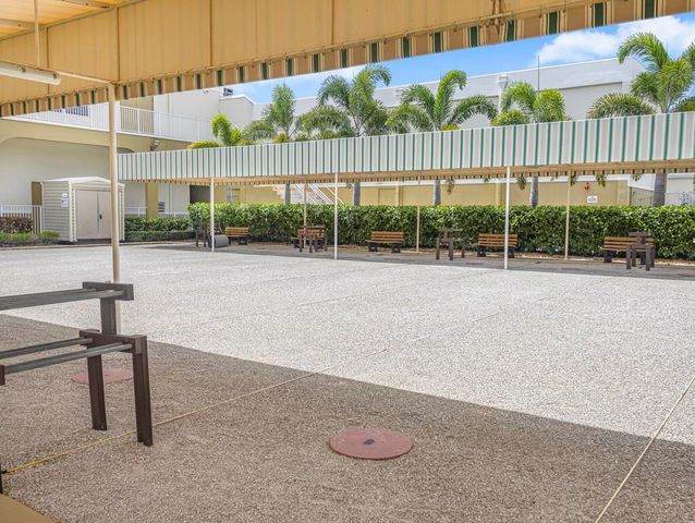 4 Golfs Edge E, West Palm Beach, FL 33417