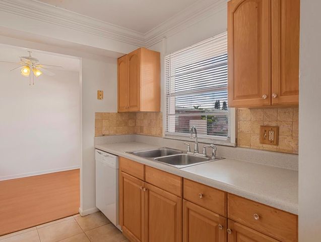 4 Golfs Edge E, West Palm Beach, FL 33417