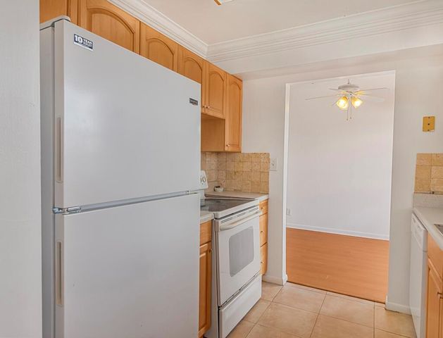 4 Golfs Edge E, West Palm Beach, FL 33417