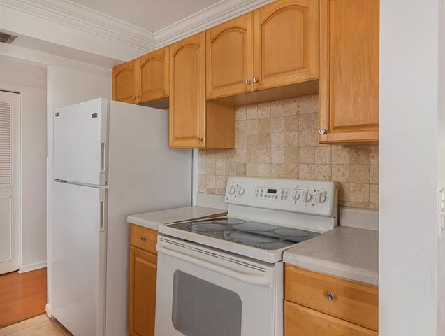 4 Golfs Edge E, West Palm Beach, FL 33417