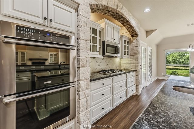 325 Planter Pointe Drive, Normangee, TX 77871