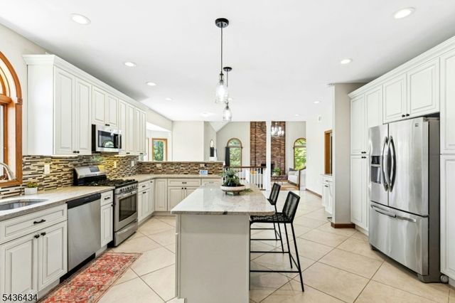 10 Red Robin Way, Raritan Twp., NJ 08822