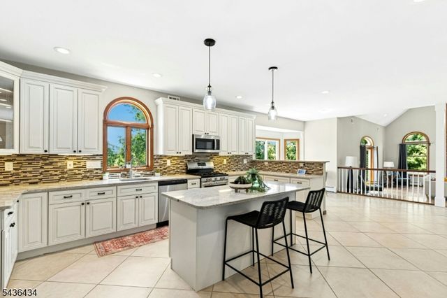 10 Red Robin Way, Raritan Twp., NJ 08822