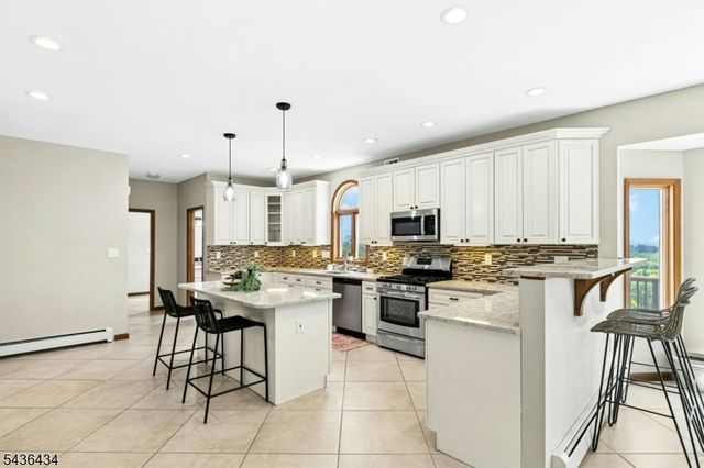 10 Red Robin Way, Raritan Twp., NJ 08822