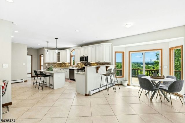 10 Red Robin Way, Raritan Twp., NJ 08822