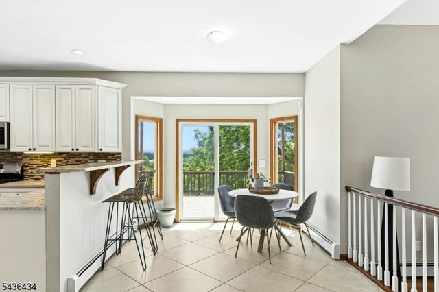 10 Red Robin Way, Raritan Twp., NJ 08822