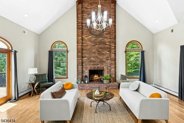10 Red Robin Way, Raritan Twp., NJ 08822