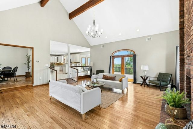 10 Red Robin Way, Raritan Twp., NJ 08822