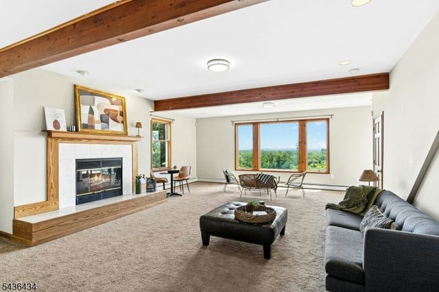 10 Red Robin Way, Raritan Twp., NJ 08822