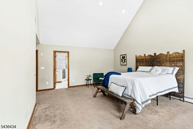 10 Red Robin Way, Raritan Twp., NJ 08822