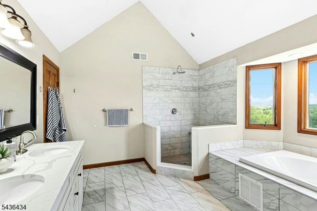 10 Red Robin Way, Raritan Twp., NJ 08822
