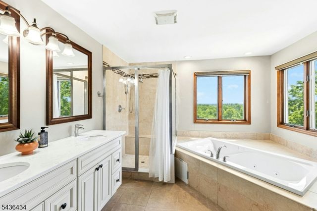 10 Red Robin Way, Raritan Twp., NJ 08822