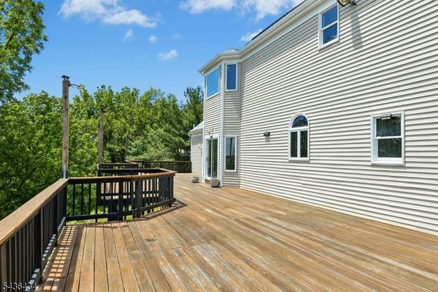 10 Red Robin Way, Raritan Twp., NJ 08822