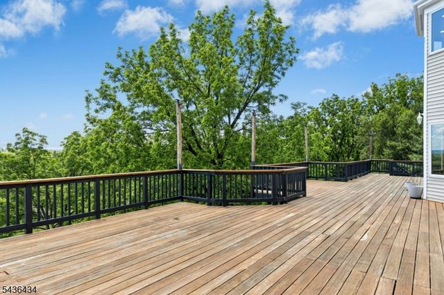 10 Red Robin Way, Raritan Twp., NJ 08822