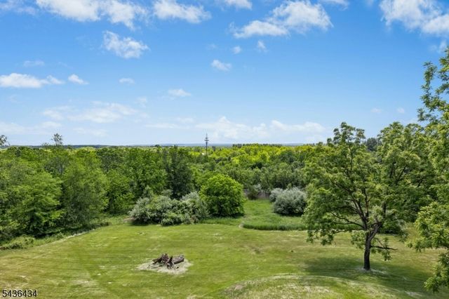 10 Red Robin Way, Raritan Twp., NJ 08822