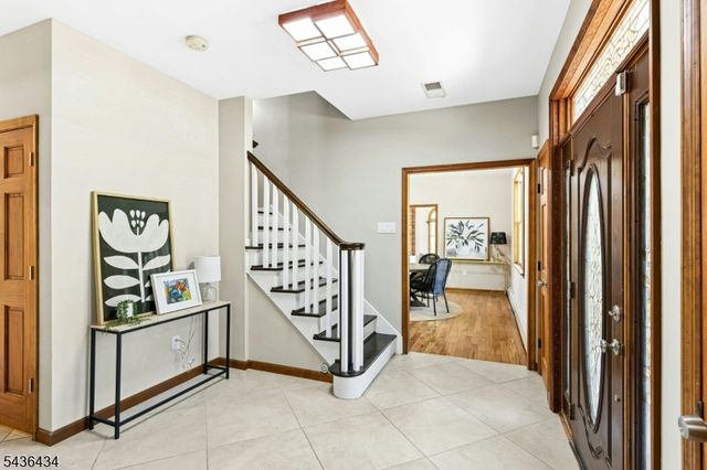 10 Red Robin Way, Raritan Twp., NJ 08822