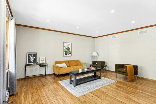 10 Red Robin Way, Raritan Twp., NJ 08822