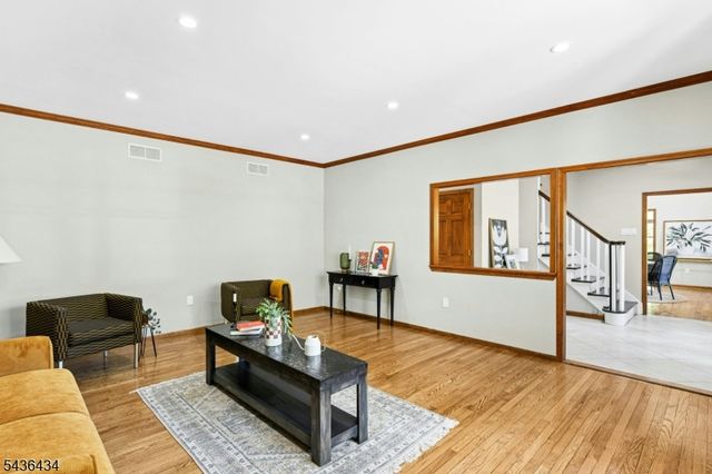 10 Red Robin Way, Raritan Twp., NJ 08822
