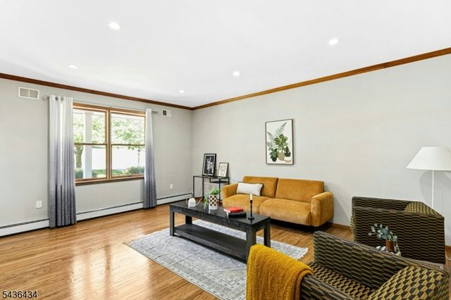 10 Red Robin Way, Raritan Twp., NJ 08822