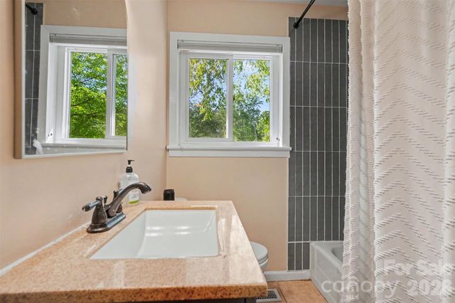 3942 Glenville Avenue, Charlotte, NC 28215