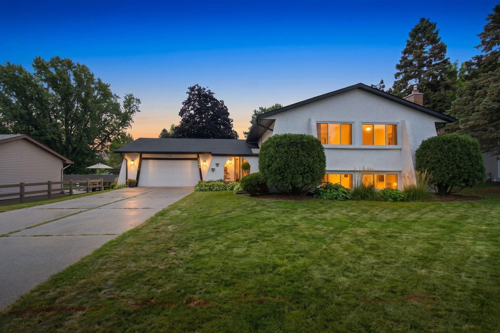 7565 Paul Road, Woodbury, MN 55125 — exterior