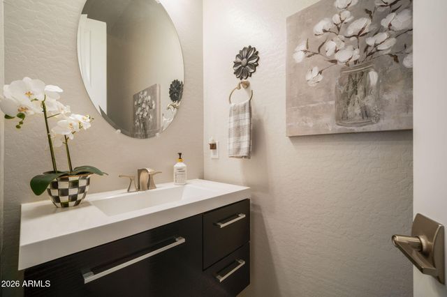 8562 W MYRTLE Avenue, Glendale, AZ 85305