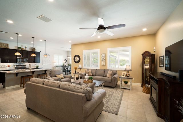 8562 W MYRTLE Avenue, Glendale, AZ 85305