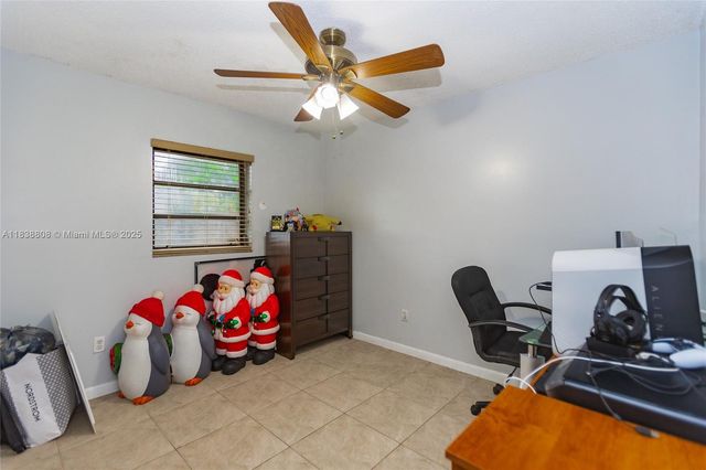 906 Cardinal Pl, Homestead, FL 33035
